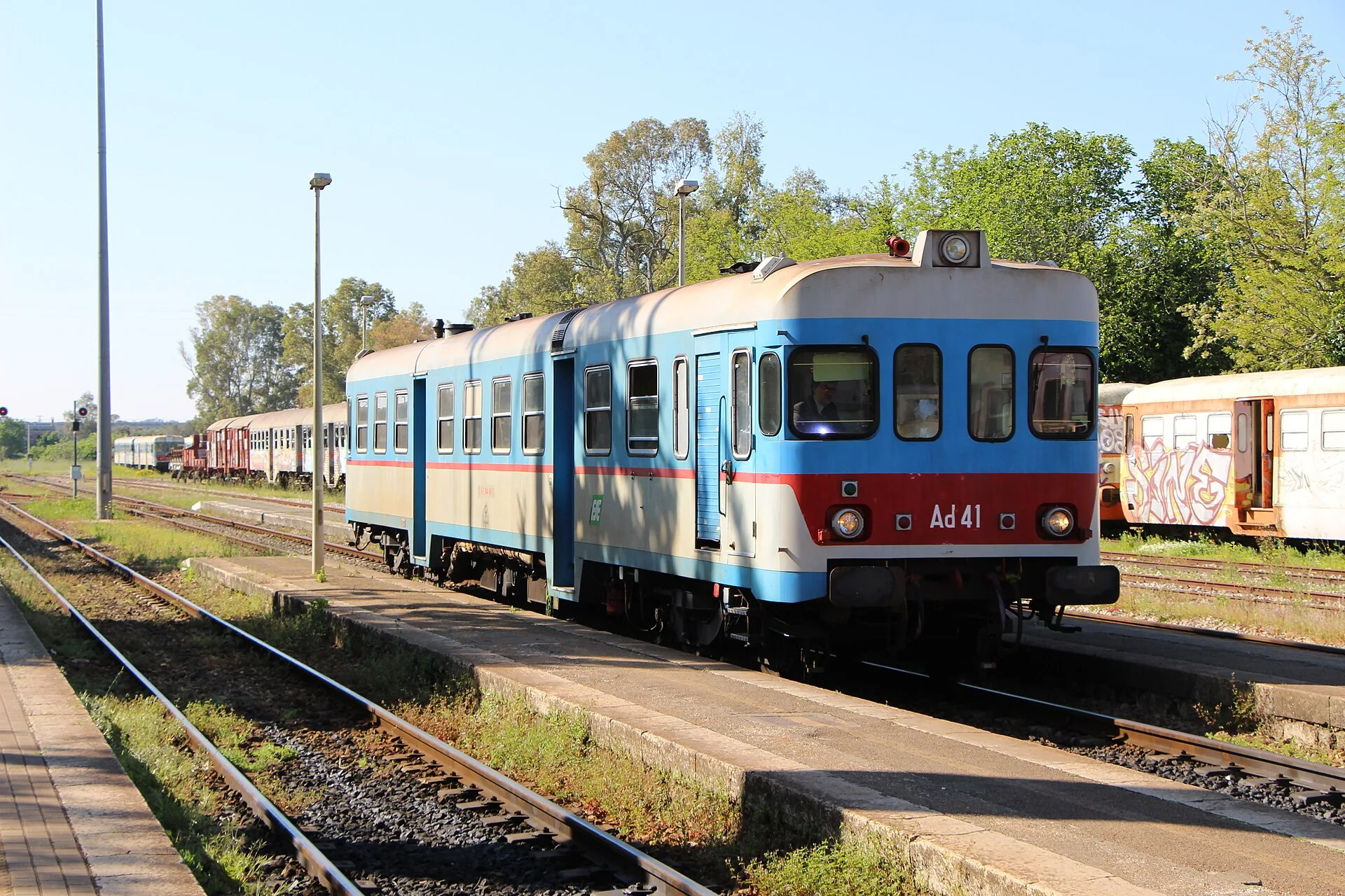 Un treno delle Ferrovie del Sud Est fermo in una stazione del Salento