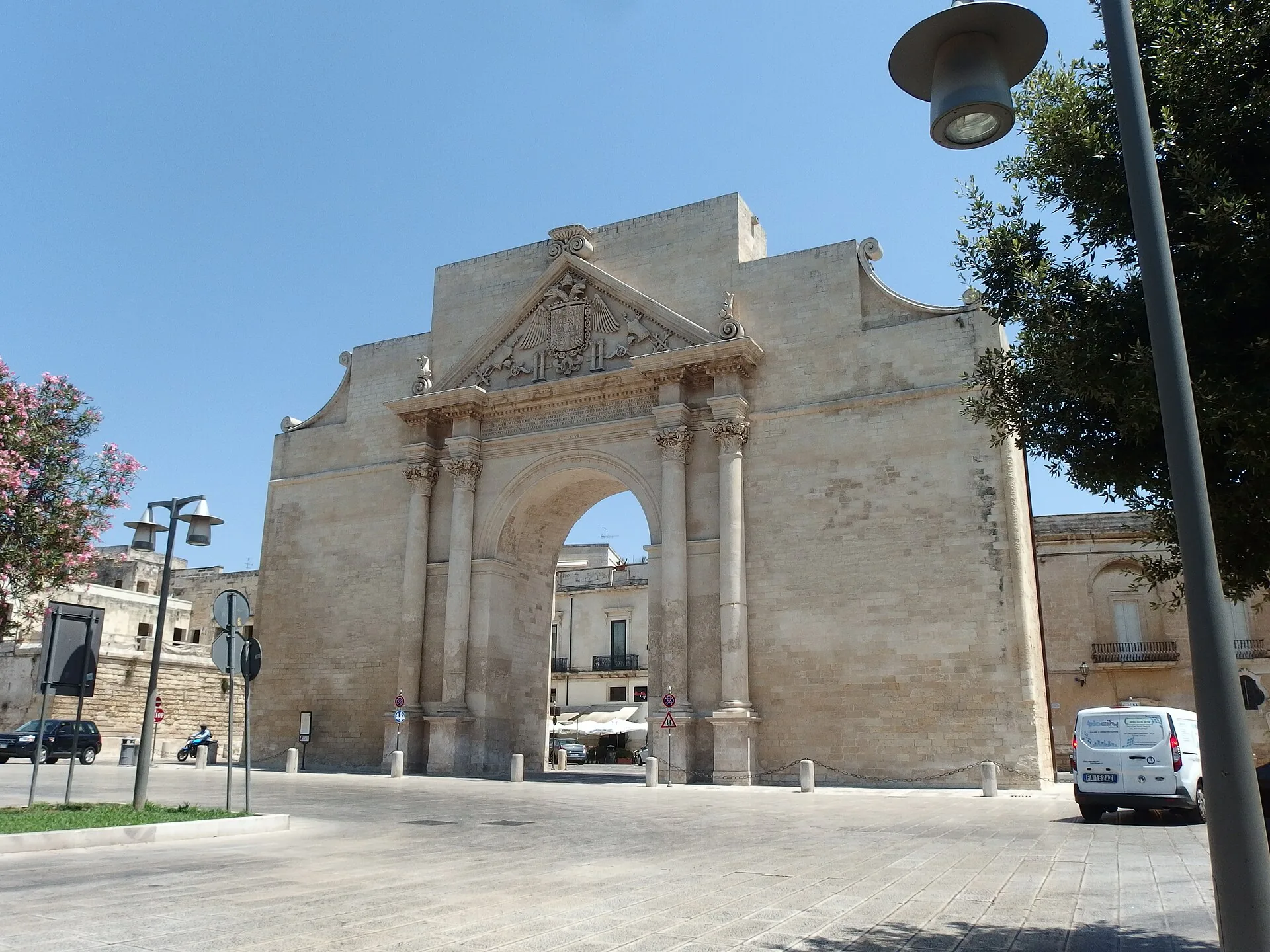 Porta Napoli, uno degli accessi al centro storico di Lecce