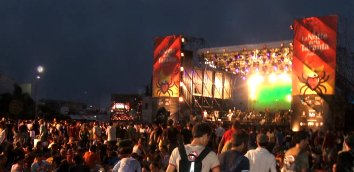Il palco e il pubblico del concertone della Notte della Taranta