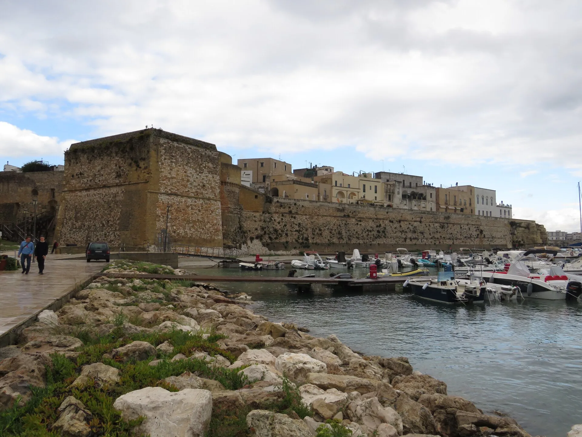 Le mura sul mare e il porto di Otranto