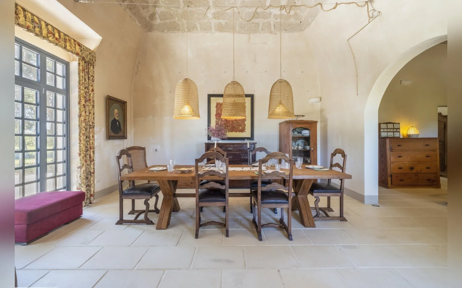 La sala da pranzo con il grande tavolo, foto 7