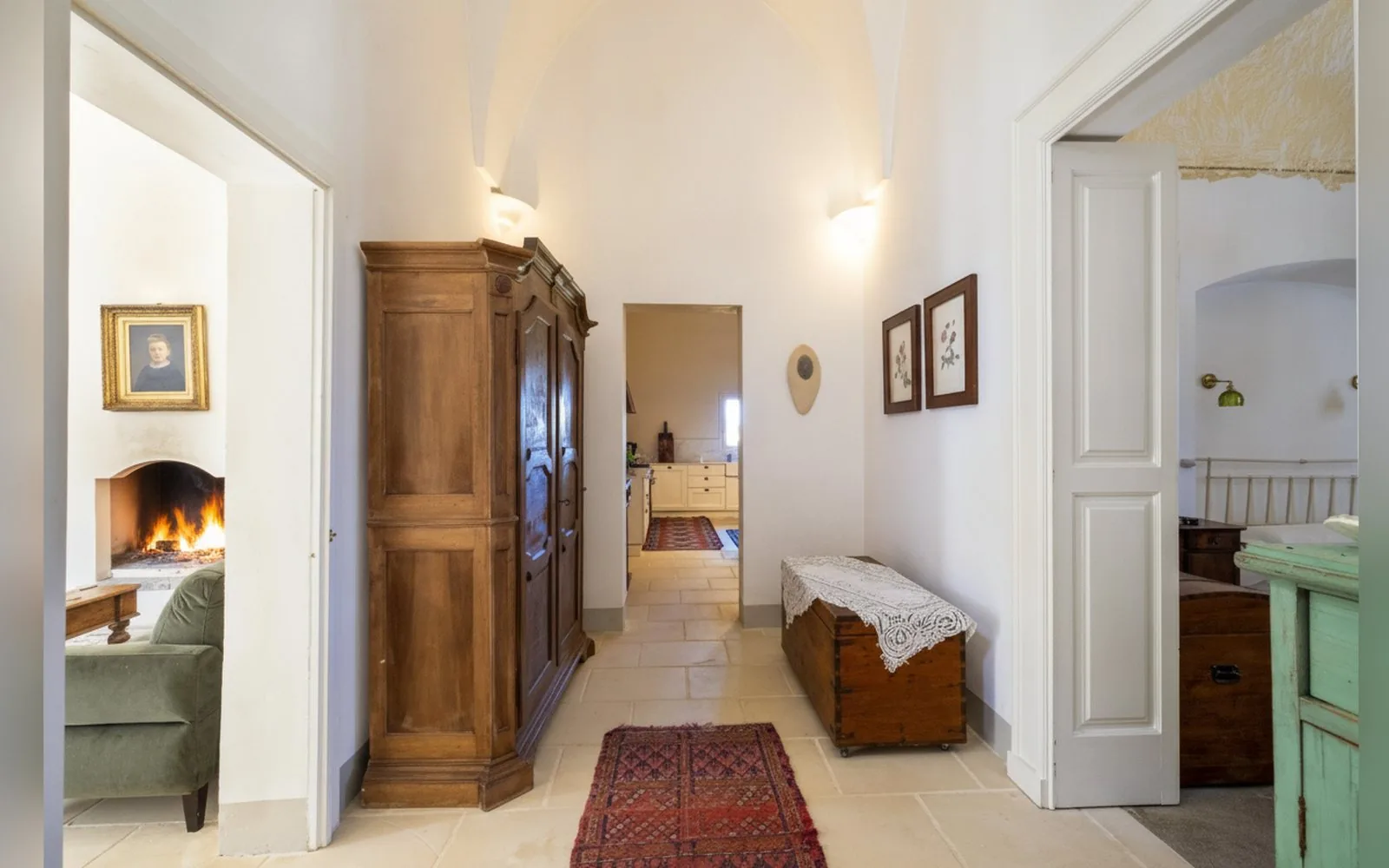 Ingresso con camino e armadio antico, foto 8